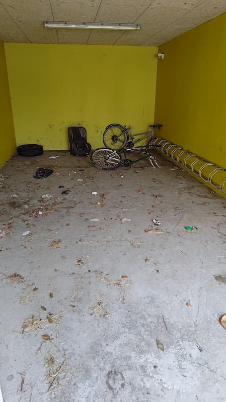 Le parking sécurisé d'une résidence juste à côté de chez moi.