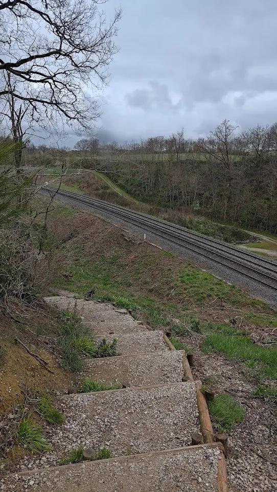 Le sentier longe la ligne de chemin de fer des deux côtés.